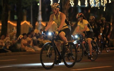 "สมเด็จพระเจ้าอยู่หัว"ทรงจักรยานนำนักปั่น "Bike อุ่นไอรัก" คลายความหนาว สายน้ำแห่งรัตนโกสินทร์ ณ พระลานพระราชวังดุสิต