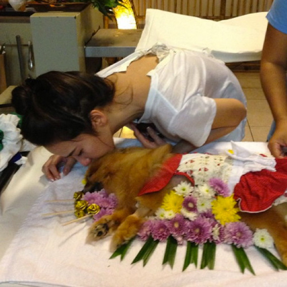 อั้ม พัชราภา ทำบุญอุทิศส่วนกุศลให้ น้องกีตาร์ สุนัขแสนรักที่จากไป ไม่เคยลืมเธอเลย