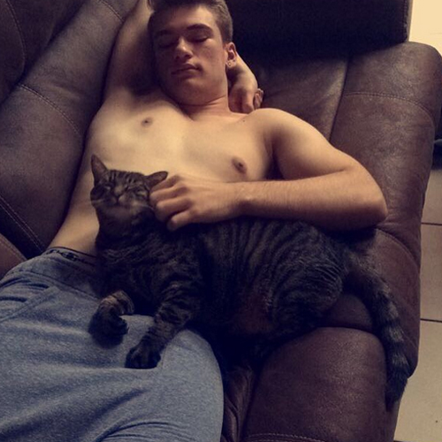 คนรักแมว ต้องชอบ เมื่อมีหนุ่มหล่อรักน้องแมวถึงกับโพสในไอจี จนคนตามเพียบ