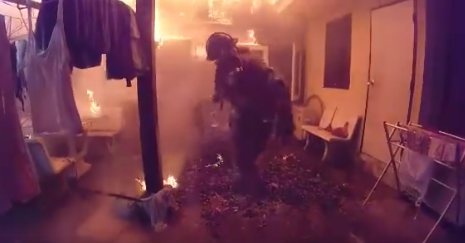 “เจ้าหน้าที่ดับเพลิงฮีโร่” เสี่ยงชีวิตเข้าไปช่วยเหลือลูกสุนัข ท่ามกลางกองเพลิง คนรักหมาแห่ชื่นชม