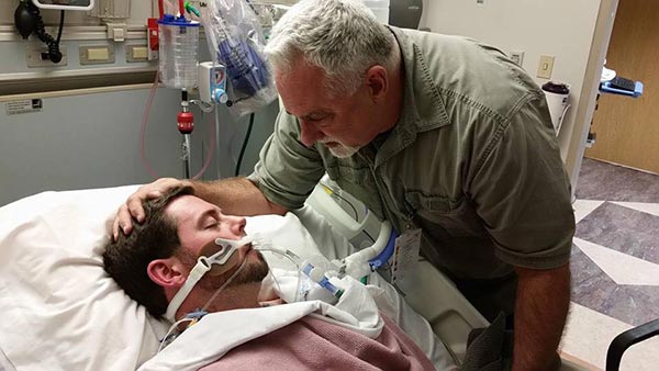 น้ำตาไหล น้องหมาสุดดีใจได้เจอหน้านาย หลังหมออนุญาตให้ขึ้นเตียงได้ เพื่ออำลาครั้งสุดท้าย