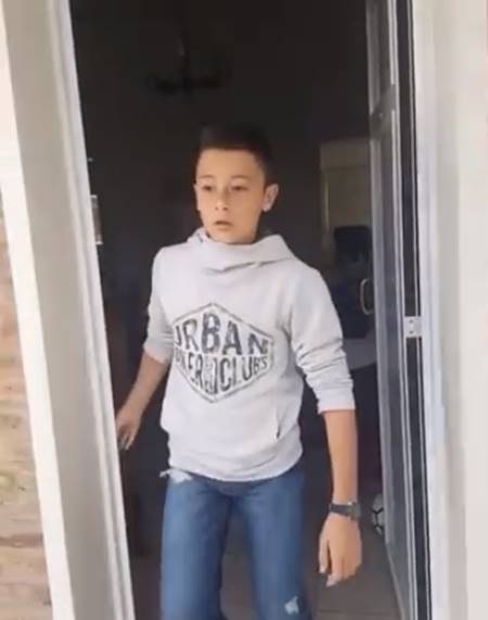 หนุ่มน้อยดีใจน้ำตาไหล ได้เจอสุนัขที่หายไป 8 เดือน ล้มตัวกอดแนบพื้น ด้วยความรักและคิดถึง