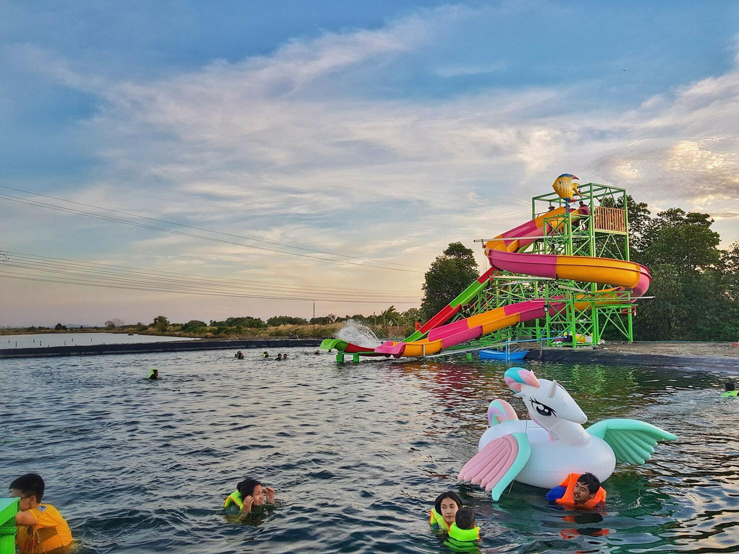 ปลายตะวัน โฮมสเตย์ จันทบุรี ล่องแพเปียก บุฟเฟต์อาหารทะเล 3 มื้อ สุนัขเข้าพักได้