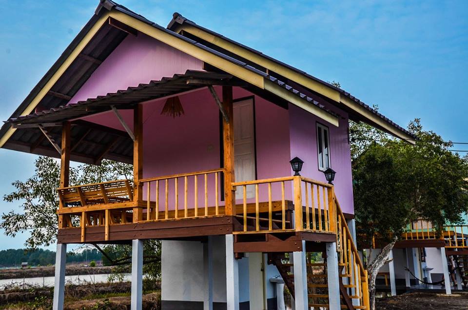 บ้านน้ำแดง โฮมสเตย์ จันทบุรี อร่อยกันแบบอิ่มไม่อั้น บุฟเฟ่ต์ อาหารทะเล สุนัขเข้าพักได้