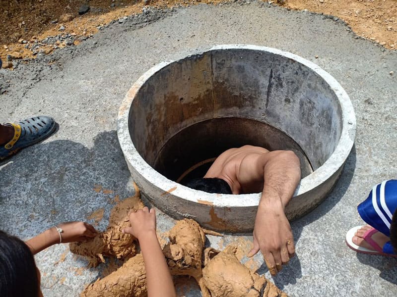 นึกว่าก้อนหิน หนุ่มใจดีเห็นรีบลงไปช่วยลูกหมาตกบ่อโคลน 5 ตัวสุดมอมแมม พออาบน้ำเท่านั้นแหล่ะ ตกหลุมรักตูบจอมซนนี้เลย