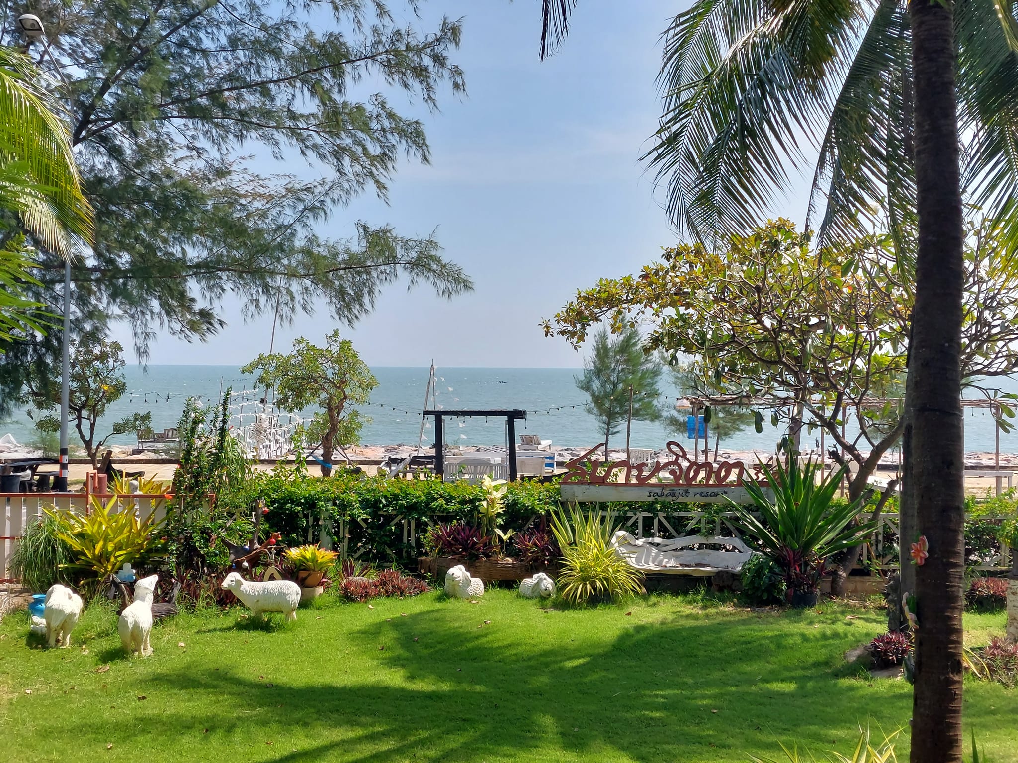 สบายจิต รีสอร์ท (Sabaijit Resort) ที่พักติดทะเลปราณบุรี น้องหมาแมวเข้าพักได้  หมาใหญ่พักได้ด้วย ใกล้เขากะโหลก วิวสวย ทะเลสวย