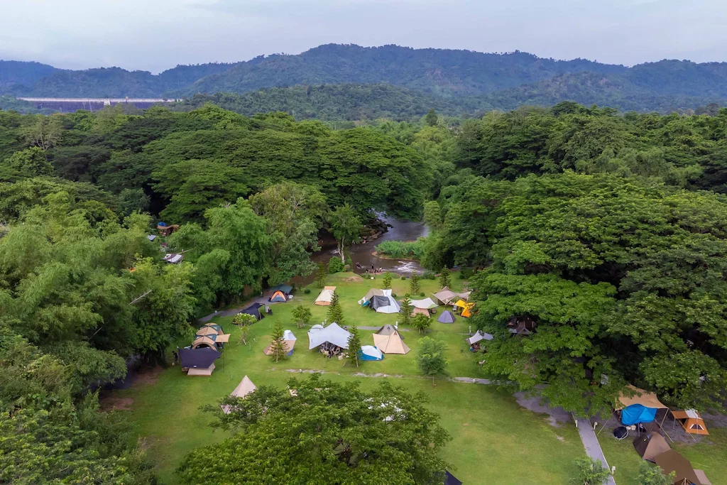 10 ลานกางเต็นท์ นครนายก หมาแมวพักได้ 