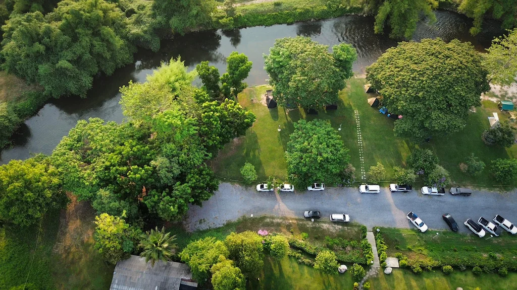 10 ลานกางเต็นท์ นครนายก หมาแมวพักได้ 