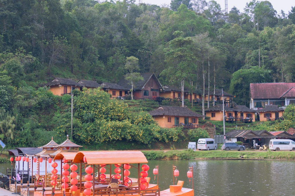 อัปเดต! ที่พักบ้านรักไทย (Pet Friendly) พาหมาแมวเที่ยวได้ ชมไร่ชา ทะเลหมอก แม่ฮ่องสอน