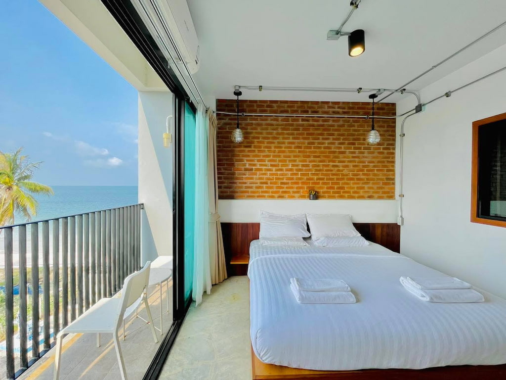 JOY HOTEL ประจวบฯ อ่าวน้อย | ที่พักติดทะเล หมาแมวพักได้ วิวทะเลทุกห้อง