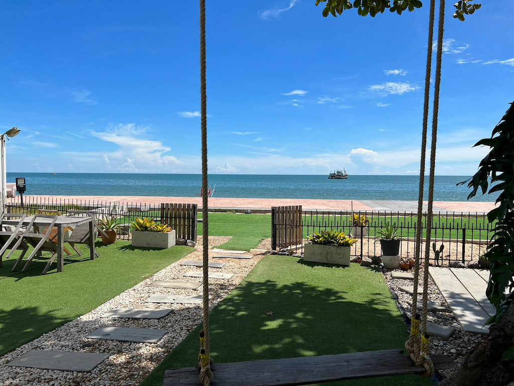 JOY HOTEL ประจวบฯ อ่าวน้อย | ที่พักติดทะเล หมาแมวพักได้ วิวทะเลทุกห้อง