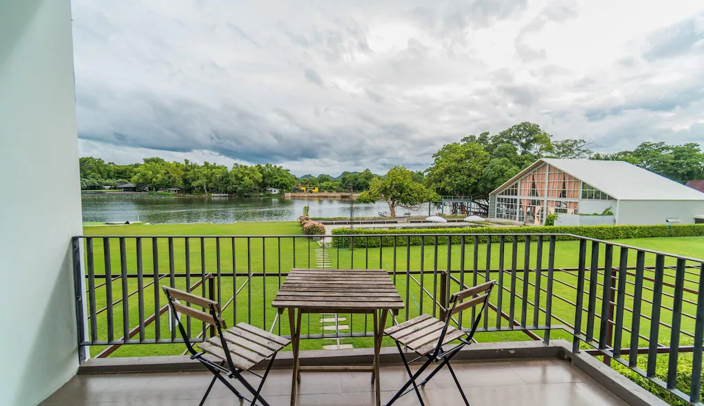 อัปเดต 2569! ที่พักแพริมน้ำเขื่อนศรีนครินทร์ (หมาใหญ่พักได้) | ที่สุดของ Pet Friendly กาญจนบุรี