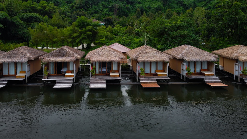 เฌอลินน์ รีสอร์ท กาญจนบุรี: ที่พัก Pet Friendly หมาใหญ่พักได้! แพริมน้ำ  วิวแม่น้ำแควน้อย