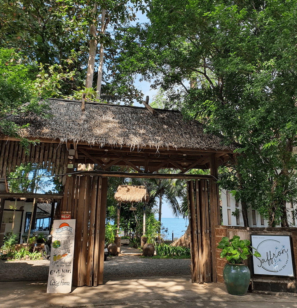 รีวิว Saffron On The Sea เกาะช้าง Pet Friendly หมาแมวพักได้ วิวทะเล 2569 