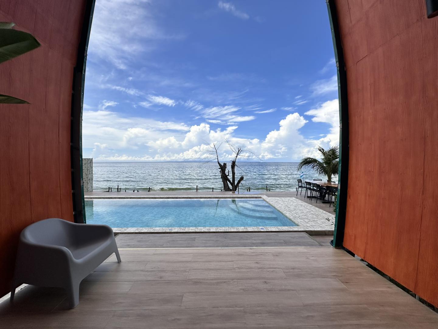 เที่ยวตราดไม่ข้ามเกาะ The Hi Ocean (Pet Friendly) ติดทะเล หมาเล็กพักฟรี หมาใหญ่พักได้