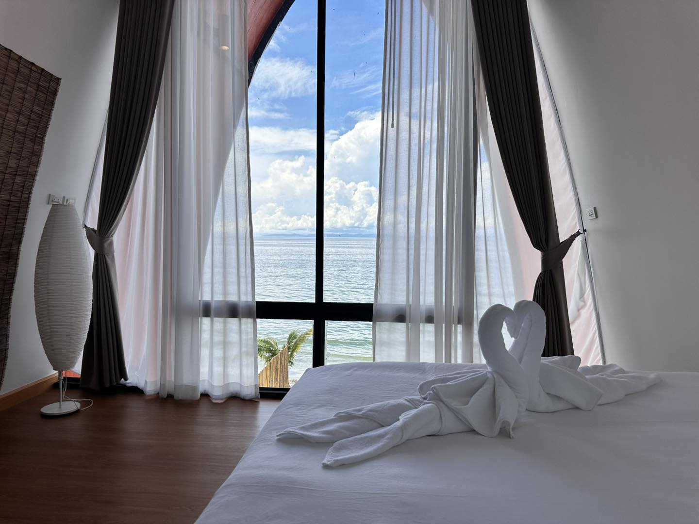 เที่ยวตราดไม่ข้ามเกาะ The Hi Ocean (Pet Friendly) ติดทะเล หมาเล็กพักฟรี หมาใหญ่พักได้