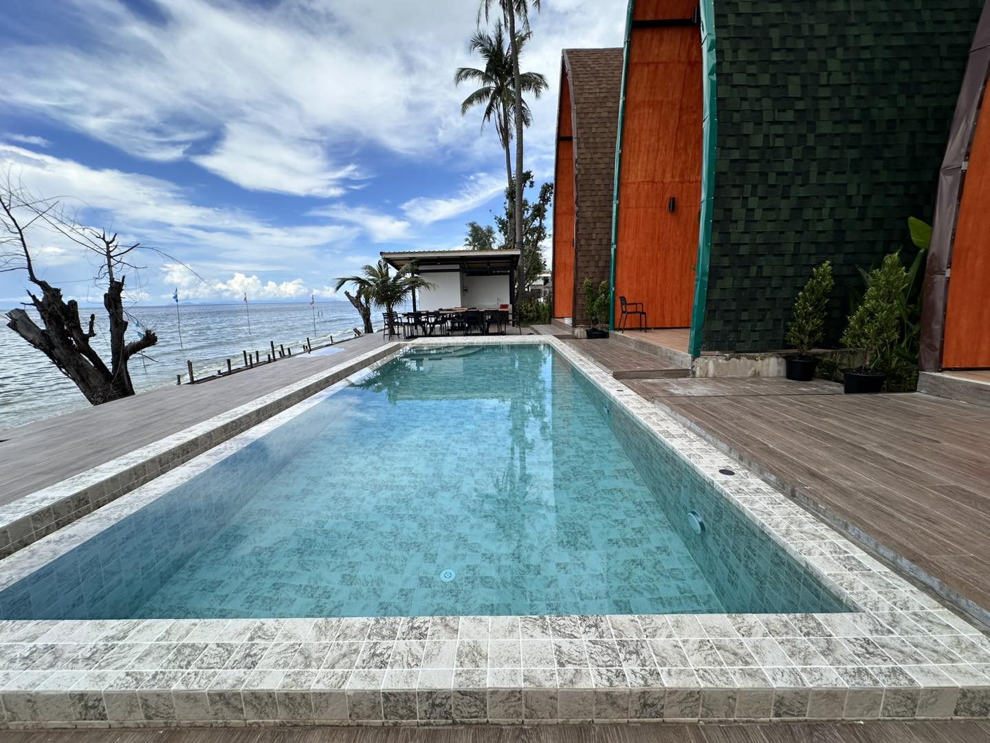 เที่ยวตราดไม่ข้ามเกาะ The Hi Ocean (Pet Friendly) ติดทะเล หมาเล็กพักฟรี หมาใหญ่พักได้