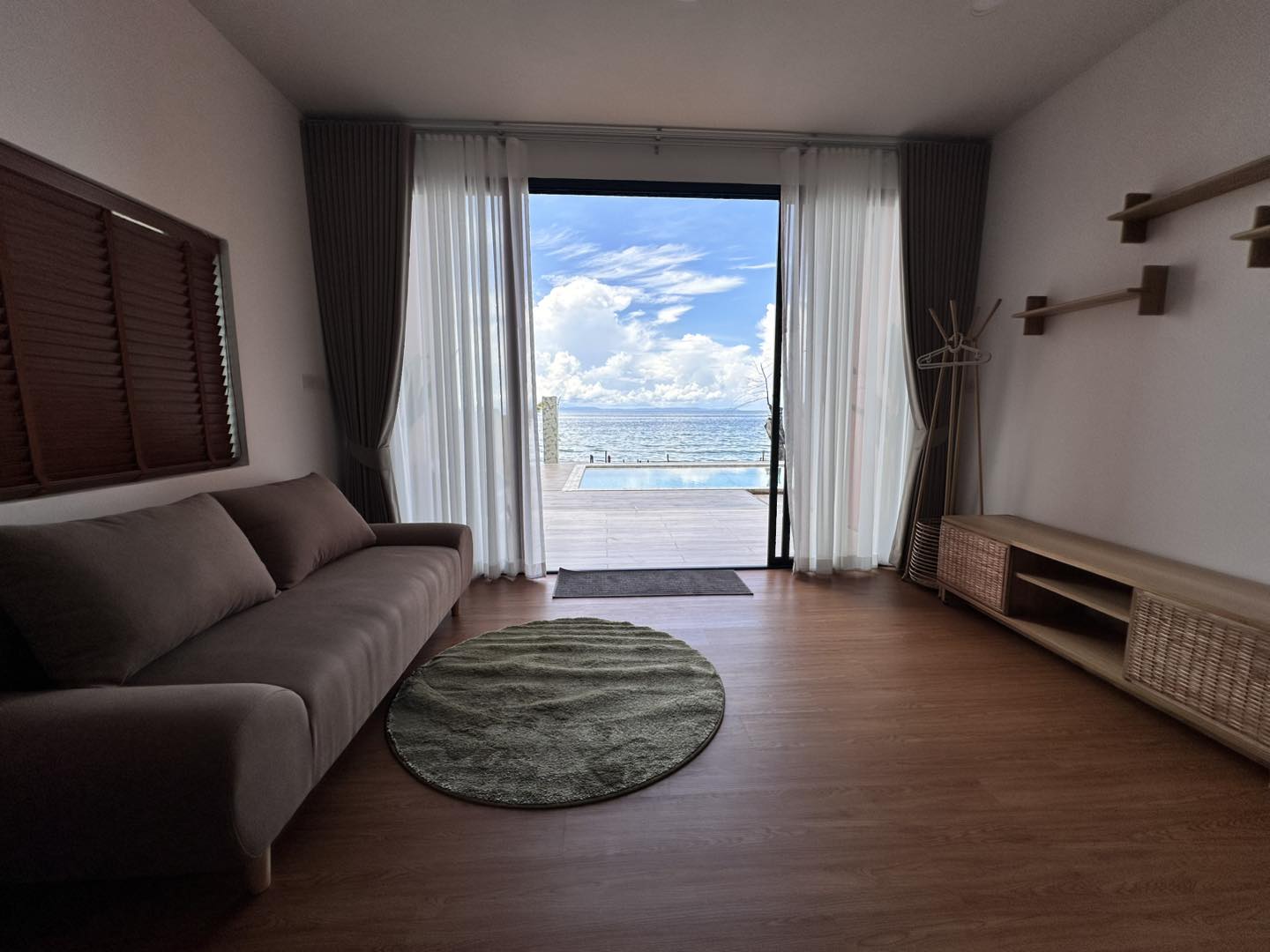 เที่ยวตราดไม่ข้ามเกาะ The Hi Ocean (Pet Friendly) ติดทะเล หมาเล็กพักฟรี หมาใหญ่พักได้