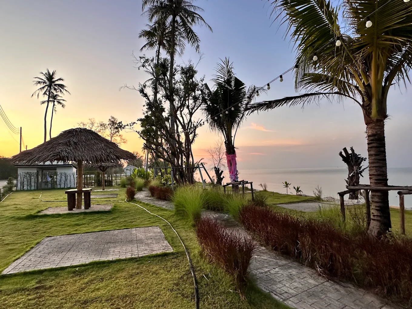 เที่ยวตราดไม่ข้ามเกาะ The Hi Ocean (Pet Friendly) ติดทะเล หมาเล็กพักฟรี หมาใหญ่พักได้