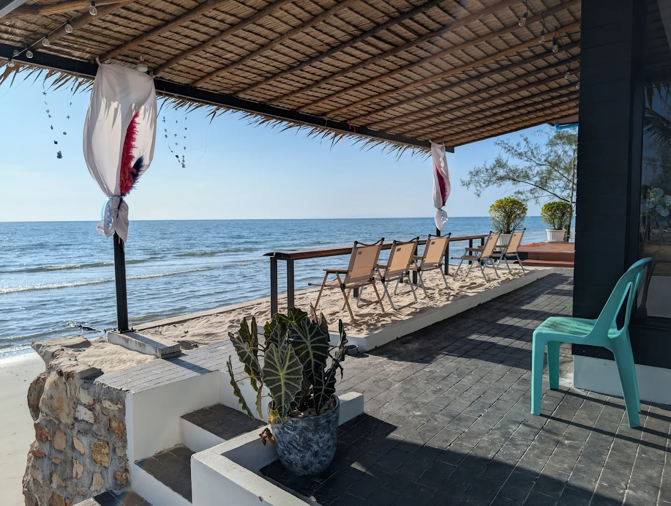 เที่ยวตราดไม่ข้ามเกาะ The Hi Ocean (Pet Friendly) ติดทะเล หมาเล็กพักฟรี หมาใหญ่พักได้