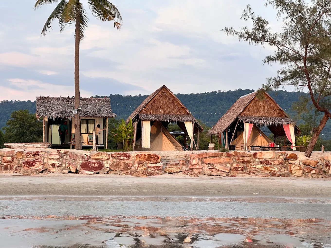 เที่ยวตราดไม่ข้ามเกาะ The Hi Ocean (Pet Friendly) ติดทะเล หมาเล็กพักฟรี หมาใหญ่พักได้