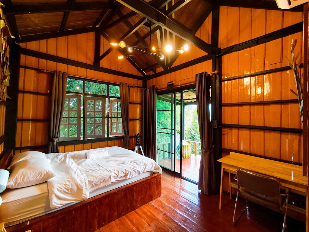 รีวิว Flower Hill 180 เชียงราย (Pet Friendly) บ้านไม้บนเขา วิวหลักล้าน หมาพักได้ ใกล้สิงห์ปาร์ค