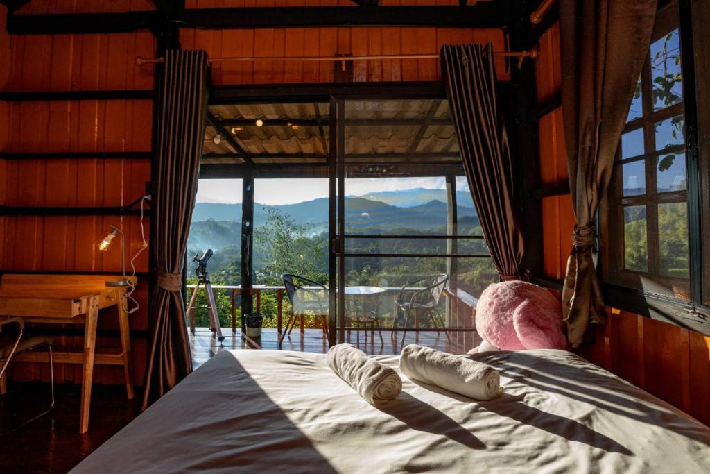 รีวิว Flower Hill 180 เชียงราย (Pet Friendly) บ้านไม้บนเขา วิวหลักล้าน หมาพักได้ ใกล้สิงห์ปาร์ค