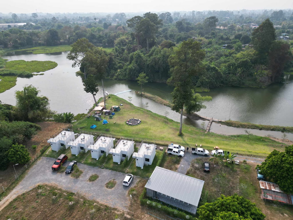 อัปเดต 2569! รวม 17 ที่พักนครนายก ติดริมน้ำ Pet Friendly หมา แมว หมาใหญ่พักได้ พาเที่ยวเขื่อน-น้ำตก