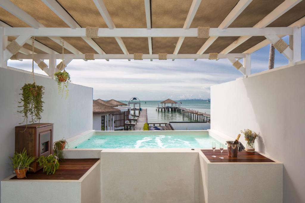 5 ที่พักพูลวิลล่า สัตหีบ แสมสาร หมาพักได้ ติดทะเล