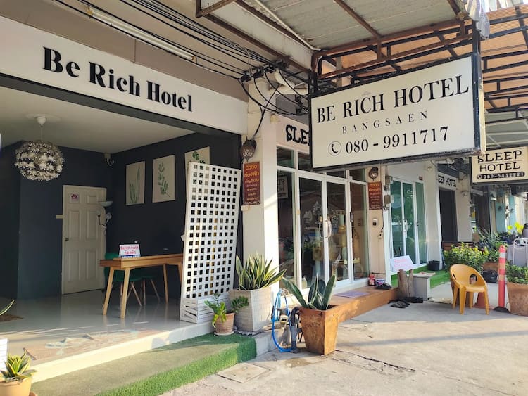 ที่พักบางแสน หมาพักได้ ใกล้ทะเลสุดๆ Be Rich Hotel ราคาถูก หลักร้อย