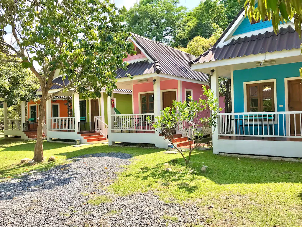 ภาพประกอบ:10 ที่พักหมาแมวพักได้ ใกล้กรุงเทพ หมาใหญ่พักได้ ราคาหลักร้อย | นครนายก สระบุรี กาญจนบุรี 2569