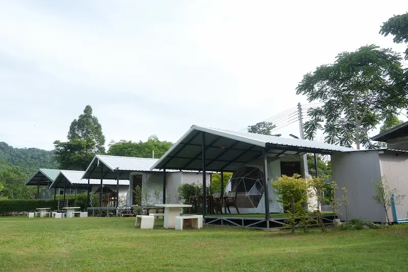 ชะอม แคมป์ปิ้ง ที่พักชะอมติดริมน้ำ Pet Friendly ที่พักน้องหมาพักได้ ใกล้กรุงเทพฯ