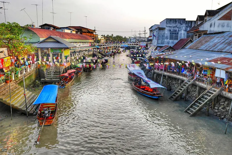 _ตลาดน้ำอัมพวา-พาหมาเที่ยว.webp