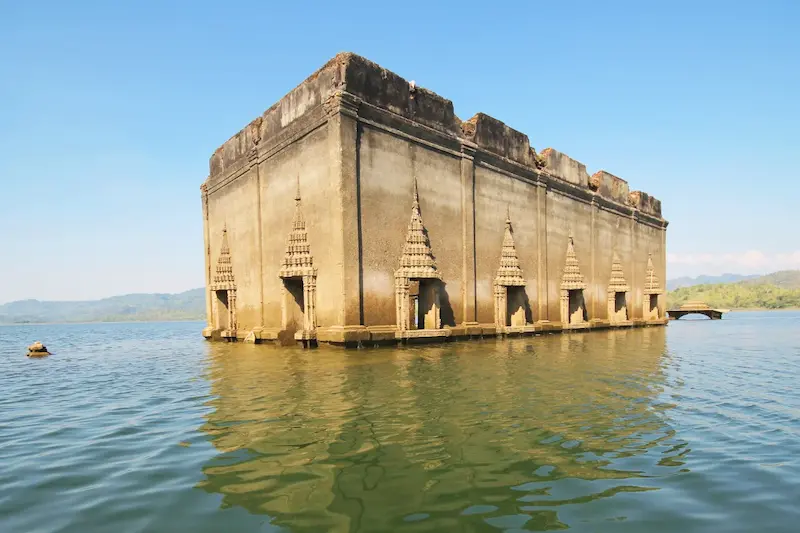 เมืองบาดาล-พาหมานั่งเรือ-กาญจนบุรี.webp