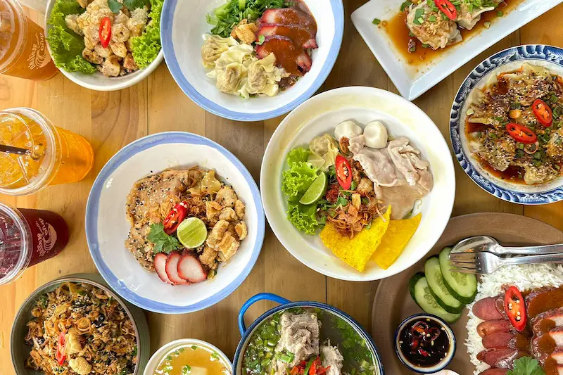 ร้านอาหารพื้นเมืองภูเก็ต-หมาเข้าได้.webp