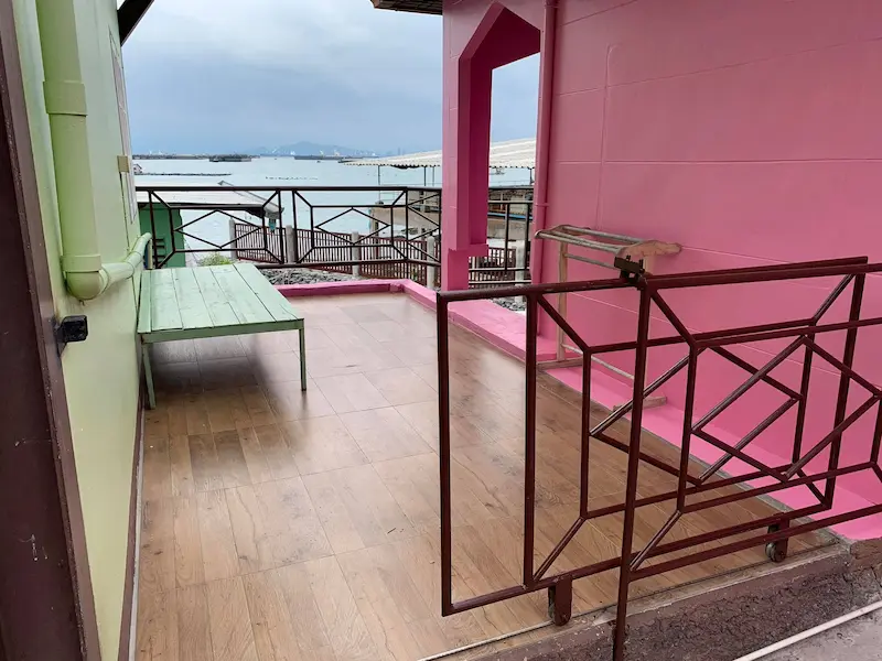 เบนซ์ บังกะโล เกาะสีชัง หมาพักได้ Pet Friendly บ้านพักติดทะเล ชลบุรี