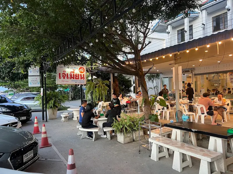 18 ร้านอาหารบางแสน–ศรีราชา Pet Friendly ติดทะเล วิวทะเล หมาเข้าได้ มีร้านรับหมาใหญ่ อัปเดต 2569