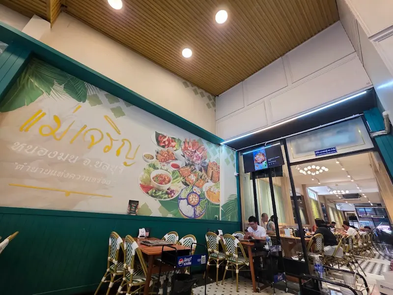 18 ร้านอาหารบางแสน–ศรีราชา Pet Friendly ติดทะเล วิวทะเล หมาเข้าได้ มีร้านรับหมาใหญ่ อัปเดต 2569