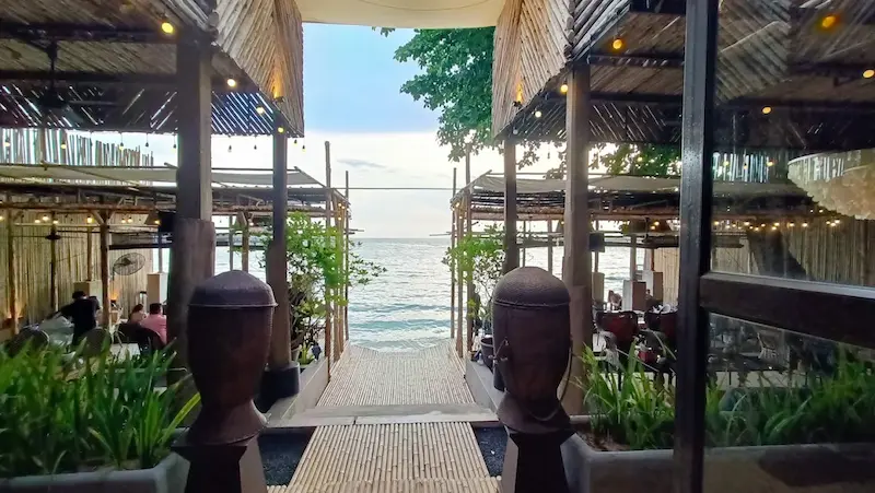 18 ร้านอาหารบางแสน–ศรีราชา Pet Friendly ติดทะเล วิวทะเล หมาเข้าได้ มีร้านรับหมาใหญ่ อัปเดต 2569
