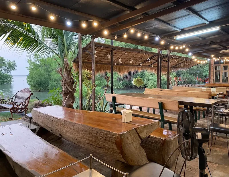 18 ร้านอาหารบางแสน–ศรีราชา Pet Friendly ติดทะเล วิวทะเล หมาเข้าได้ มีร้านรับหมาใหญ่ อัปเดต 2569