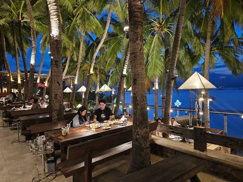 18 ร้านอาหารบางแสน–ศรีราชา Pet Friendly ติดทะเล วิวทะเล หมาเข้าได้ มีร้านรับหมาใหญ่ อัปเดต 2569