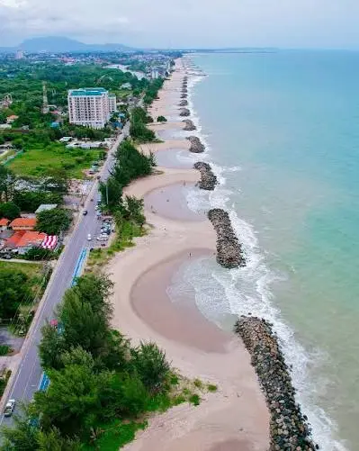 หาดแสงจันทร์ / แหลมเจริญ
