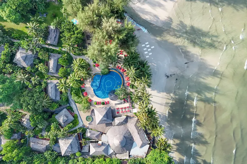 Centara-Koh-Chang-Tropicana-Resort-หมาใหญ่พักได้.webp