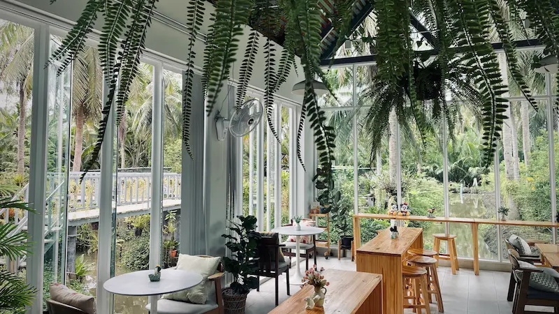 5 คาเฟ่อัมพวา–สมุทรสงคราม หมาเข้าได้ Pet Friendly ปี 2569 | ห้องแอร์ สวนมะพร้าว ริมแม่น้ำ