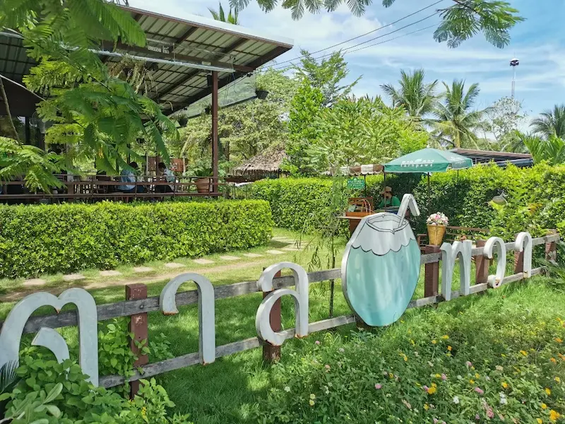 5 คาเฟ่อัมพวา–สมุทรสงคราม หมาเข้าได้ Pet Friendly ปี 2569 | ห้องแอร์ สวนมะพร้าว ริมแม่น้ำ