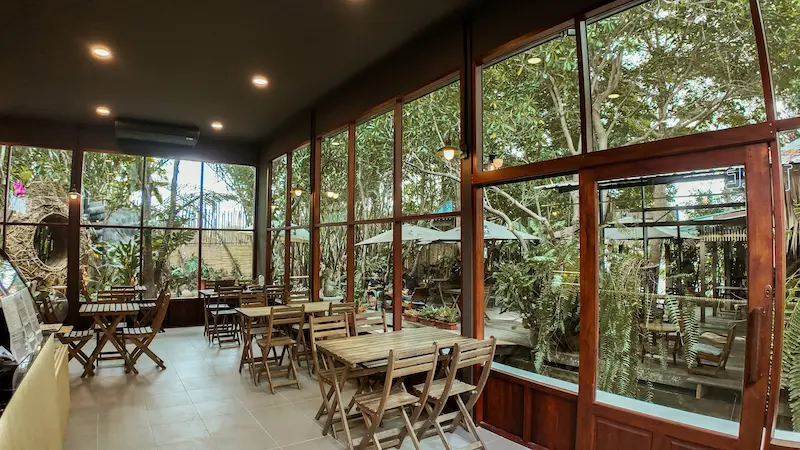 5 คาเฟ่อัมพวา–สมุทรสงคราม หมาเข้าได้ Pet Friendly ปี 2569 | ห้องแอร์ สวนมะพร้าว ริมแม่น้ำ