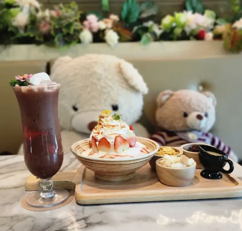5 คาเฟ่อัมพวา–สมุทรสงคราม หมาเข้าได้ Pet Friendly ปี 2569 | ห้องแอร์ สวนมะพร้าว ริมแม่น้ำ