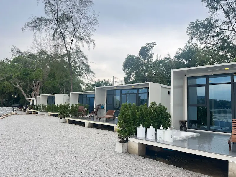 ที่พักสัตหีบหมาใหญ่พักได้ฟรี 2569 | บ้านพักรับรองหาดเทียนทะเล Pet Friendly ในเขตทหาร ตกหมึกตกปลาหน้าห้องได้เลย