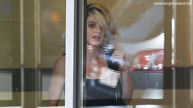 เงิบ!! สาวคนหนึ่งถูกตำรวจจับเรื่องยาเสพติด แต่ดันพบคลิปเซ็กส์กับหมาในมือถือ คุกยาว